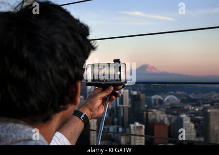 Wa 14149-00 ... Washington - Ansicht von Seattle mit Mount Rainier in der Entfernung von der Aussichtsplattform des Space Needle. Stockfoto