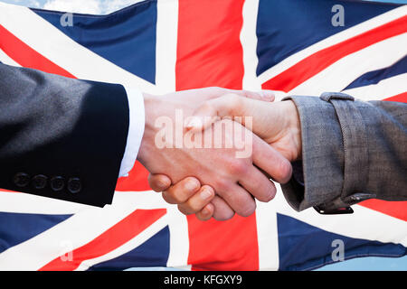 In der Nähe von zwei Geschäftsleute, die zitternden Hände vor der britischen Flagge Stockfoto