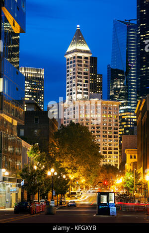 WA 14167-00 ... WASHINGTON - die Suche nach der 2nd Avenue südlich in die Smith Tower in Downtown Seattle. Sky Stockfoto