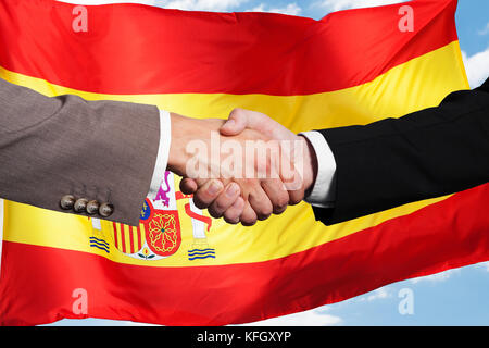 In der Nähe von zwei Geschäftsleute, die zitternden Hände vor der spanischen Flagge Stockfoto