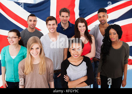 Glückliche Gruppe Von Verschiedenen Studenten Vor Der Britischen Flagge Stockfoto