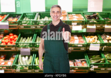 Reife Männliche Verkäuferin Zeigt Daumen Nach Oben Geste Im Supermarkt Stockfoto