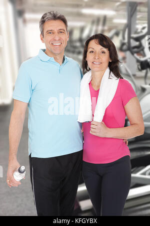 Porträt Eines Glücklichen Reifen Paares Im Fitness Gym Stockfoto