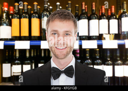 Porträt Eines Lächelnden Männlichen Barkeepers Vor Weinregalen Stockfoto