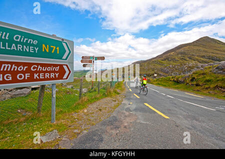 Frauen Radfahren in Moll's Gap, Ring of Kerry County Kerry, Irland Stockfoto