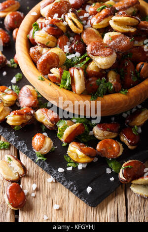 Knusprig frittierte gesalzen Bohnen in eine Schüssel close-up auf dem Tisch. Vertikale Stockfoto