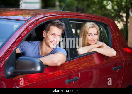 Portrait von glückliches junges Paar in einem neuen Auto sitzen Stockfoto