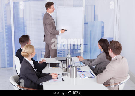 Junge Unternehmer, die Präsentation an die Kollegen im Büro Stockfoto