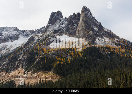 Blick auf Liberty Bell Mountain aus Washington pass Blicken während der Herbstsaison mit frühen Abstauben des Schnees. Stockfoto