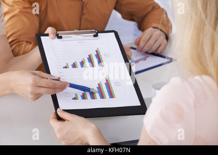 Bild von Geschäftsleuten diskutieren über Diagramm im Büro beschnitten Stockfoto