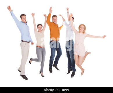 Voller Länge begeistert junge Freunde springen über weißen Hintergrund isoliert Stockfoto