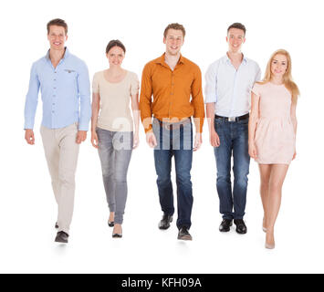 In voller Länge Portrait von glücklichen jungen Freunde gehen auf weißem Hintergrund Stockfoto