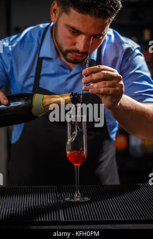 Barkeeper Vorbereitung einer Champagner Cocktail mit Rose jam Stockfoto