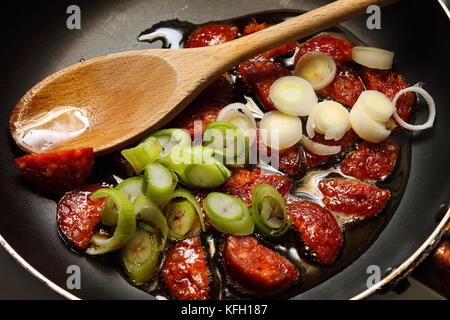 Kochen und Backen - gebratenes Gemüse - Wurst - Schmelzen Fett Stockfoto