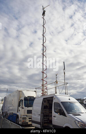 Hd-Übertragungswagen mit live Video feed Antennen auf Lage. Stockfoto