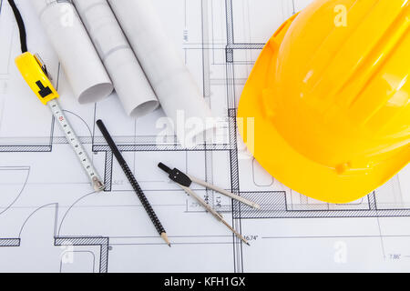 Hohe Betrachtungswinkel von Werkzeugen mit hardhat auf Blueprint Stockfoto