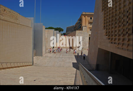 Seitliche Treppen von Valletta City Gate Stockfoto