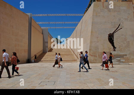 Seitliche Treppen von Valletta City Gate Stockfoto