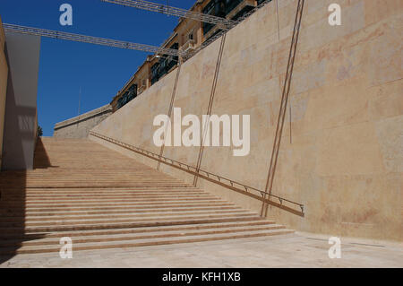 Seitliche Treppen von Valletta City Gate Stockfoto