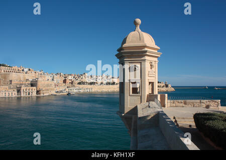 Wallanlagen rund um den Grand Harbour, Malta, Europa. Sentrybox auf Senglea Point, mit der historischen Stadtmauern von Valletta im Abstand Stockfoto