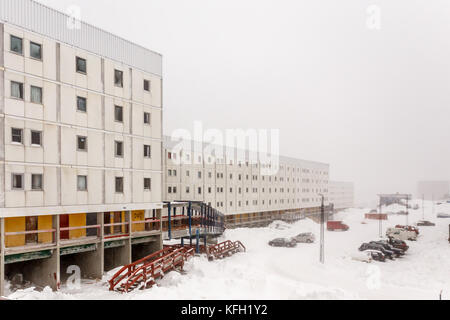 Weiß Inuit leben Bausteine und Autos im Schnee auf der Straße nach starker Schneefall Nuuk, Grönland Stockfoto