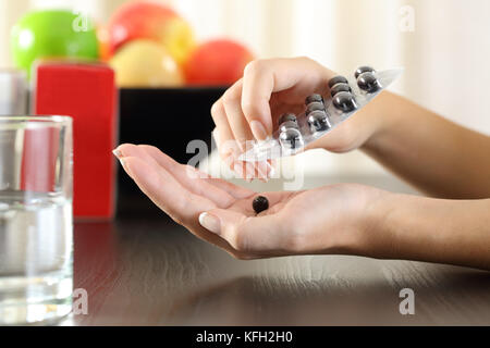 Nahaufnahme einer Frau Hände ein Vitamin Komplex Pille aus einem Behälter Stockfoto