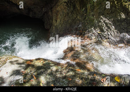 Detail der felsigen Stream über natürlichen Wasserfall fließen in den tropischen Regenwald von Suva, Fidschi Stockfoto