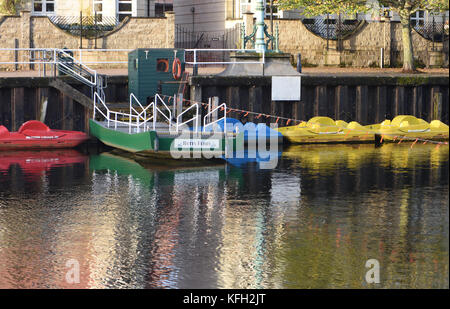 Butts Fähre wird manuell durch das Schleppen auf ein festes Kabel betrieben. Sie überquert den Fluss Exe am Kai in Exeter. Exeter, Devon, Großbritannien. Stockfoto