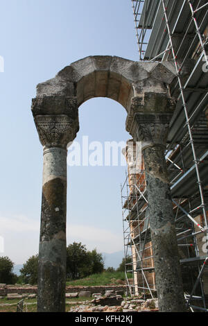 Spalten in der Antike Philippi, die Überreste einer alten basillica im 6. Jh. gebaut. Philippi war eine antike Stadt in Apostelgeschichte 16 aufgezeichnet. Stockfoto