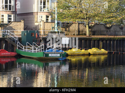 Butts Fähre wird manuell durch das Schleppen auf ein festes Kabel betrieben. Sie überquert den Fluss Exe am Kai in Exeter. Exeter, Devon, Großbritannien. Stockfoto