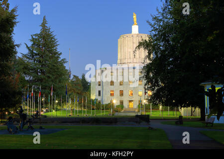 Usa, Oregon, Salem, Oregon State Capitol von Wilson Park mit Spaziergang von Flags Stockfoto