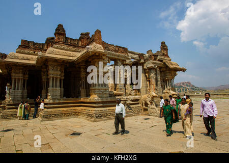 Indische Leute besucht Vijaya Vitthala Temple, Karnataka, Indien Stockfoto