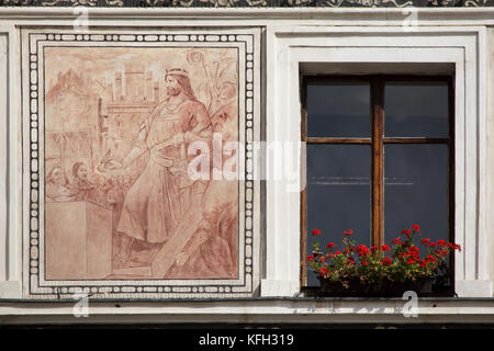 Kaiser des Heiligen Römischen Reiches Karl IV. legt den Grundstein für den Wiederaufbau der St.-Bartholomäus-Kirche (Kostel svatého Bartoloměje) in Kolín. Wandmalerei von tschechischen Malers Adolf Liebscher auf der Neorenaissance Rathaus in Karlovo Square in Kolín in Südböhmen, Tschechien. Die Gebäude des tschechischen Architekten Jan Vejrych wurde 1887-1889 gebaut. Stockfoto