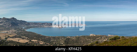 Panoramablick auf die Bucht von Calvi und die landspitze von revellata an der Küste an der Westküste von Korsika Stockfoto