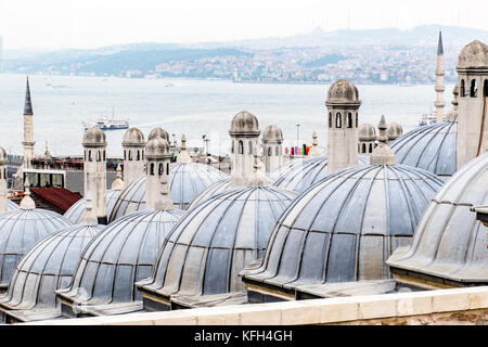 Kuppeln in eine Zeile nach unten am Hügel in Istanbul, Türkei Stockfoto