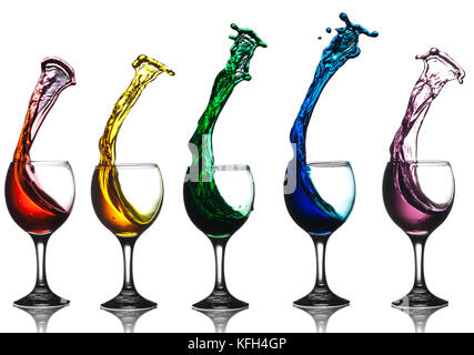 Regenbogen der 5 Gläser mit farbigen Wasser Stockfoto