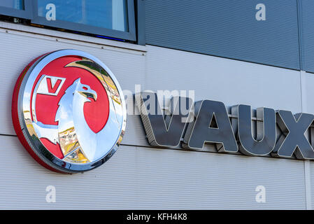 Northampton, Großbritannien - 25. Oktober 2017: Tagesansicht des Vauxhall-Logos im Riverside Retail Park. Stockfoto