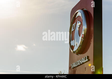 Northampton, Großbritannien - 25. Oktober 2017: Tagesansicht des Vauxhall-Logos im Riverside Retail Park. Stockfoto