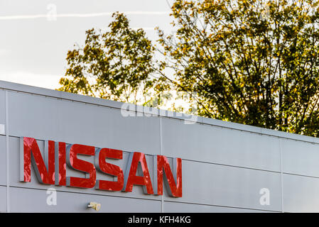 Northampton, Großbritannien - 25. Oktober 2017: Tagesansicht des Nissan-Logos im Riverside Retail Park. Stockfoto