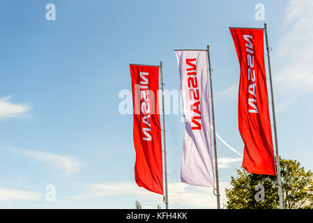 Northampton, Großbritannien - 25. Oktober 2017: Tagesansicht des Nissan-Logos im Riverside Retail Park. Stockfoto