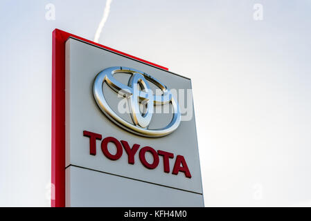Northampton, Großbritannien - 25. Oktober 2017: Tagesansicht des Toyota-Logos im Riverside Retail Park. Stockfoto