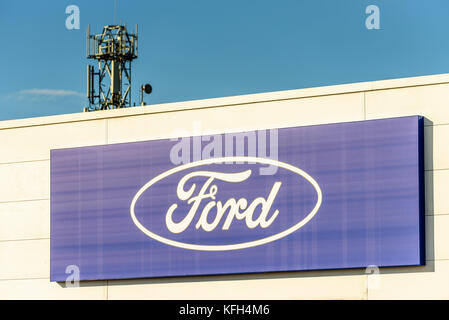 Northampton, Großbritannien - 25. Oktober 2017: Tagesansicht des Ford-Logos im Riverside Retail Park. Stockfoto