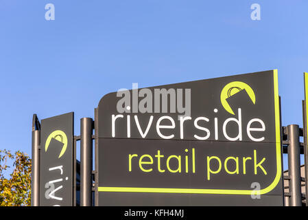 Northampton, Großbritannien - 25. Oktober 2017: Tagesansicht des Riverside Retail Park Logozeichens. Stockfoto