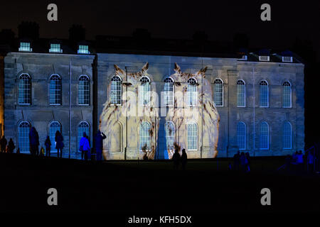 Lichtprojektionen von zeitgenössischen Künstlern Luxmuralis, die die Beziehung zwischen Poesie und Natur erforschen, werden während einer Vorschau auf die Ausstellung in Light II in der Compton Verney Art Gallery and Park in Warwickshire an die Fassade des Herrenhauses von Compton Verney projiziert. Stockfoto