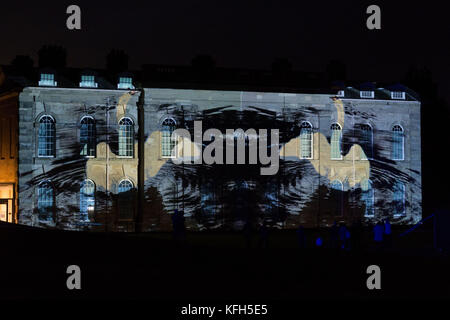 Lichtprojektionen von zeitgenössischen Künstlern Luxmuralis, die die Beziehung zwischen Poesie und Natur erforschen, werden während einer Vorschau auf die Ausstellung in Light II in der Compton Verney Art Gallery and Park in Warwickshire an die Fassade des Herrenhauses von Compton Verney projiziert. Stockfoto