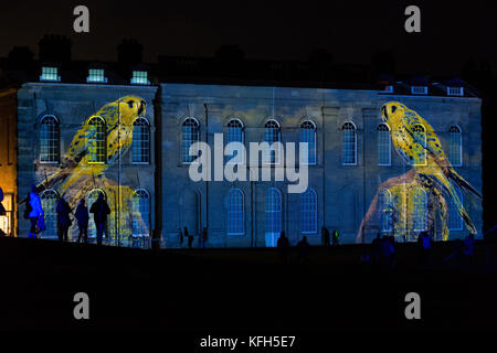 Lichtprojektionen von zeitgenössischen Künstlern Luxmuralis, die die Beziehung zwischen Poesie und Natur erforschen, werden während einer Vorschau auf die Ausstellung in Light II in der Compton Verney Art Gallery and Park in Warwickshire an die Fassade des Herrenhauses von Compton Verney projiziert. Stockfoto