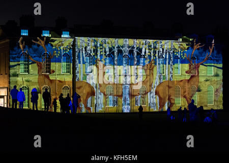 Lichtprojektionen von zeitgenössischen Künstlern Luxmuralis, die die Beziehung zwischen Poesie und Natur erforschen, werden während einer Vorschau auf die Ausstellung in Light II in der Compton Verney Art Gallery and Park in Warwickshire an die Fassade des Herrenhauses von Compton Verney projiziert. Stockfoto