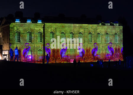 Lichtprojektionen von zeitgenössischen Künstlern Luxmuralis, die die Beziehung zwischen Poesie und Natur erforschen, werden während einer Vorschau auf die Ausstellung in Light II in der Compton Verney Art Gallery and Park in Warwickshire an die Fassade des Herrenhauses von Compton Verney projiziert. Stockfoto