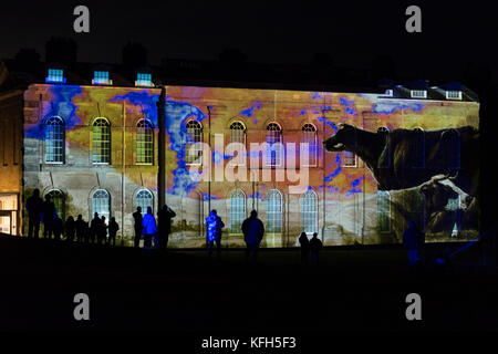 Lichtprojektionen von zeitgenössischen Künstlern Luxmuralis, die die Beziehung zwischen Poesie und Natur erforschen, werden während einer Vorschau auf die Ausstellung in Light II in der Compton Verney Art Gallery and Park in Warwickshire an die Fassade des Herrenhauses von Compton Verney projiziert. Stockfoto