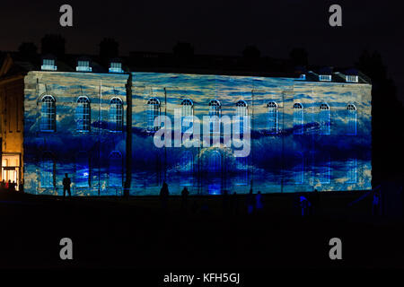 Lichtprojektionen von zeitgenössischen Künstlern Luxmuralis, die die Beziehung zwischen Poesie und Natur erforschen, werden während einer Vorschau auf die Ausstellung in Light II in der Compton Verney Art Gallery and Park in Warwickshire an die Fassade des Herrenhauses von Compton Verney projiziert. Stockfoto